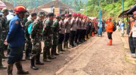 Basarnas,TNI, POLRI, TAGANA, BPBD, Muspika Kecamatan, aparatur desa, serta masyarakat setempat.
