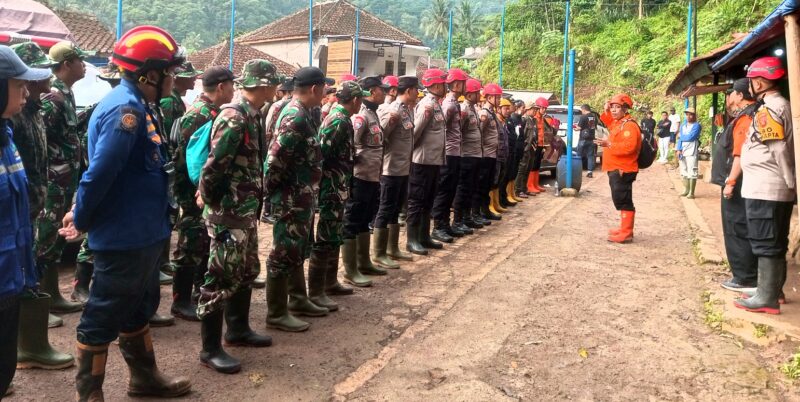 Basarnas,TNI, POLRI, TAGANA, BPBD, Muspika Kecamatan, aparatur desa, serta masyarakat setempat.
