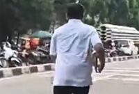 Usai pemeriksaan, Dedi terlihat berlari meninggalkan gedung KPK untuk menghindari awak media.