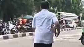 Usai pemeriksaan, Dedi terlihat berlari meninggalkan gedung KPK untuk menghindari awak media.