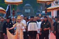 Kirab Budaya Mahkota Binokasih yang berkeliling ke sejumlah daerah di Jawa Barat.