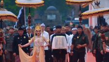 Kirab Budaya Mahkota Binokasih yang berkeliling ke sejumlah daerah di Jawa Barat.