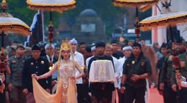 Kirab Budaya Mahkota Binokasih yang berkeliling ke sejumlah daerah di Jawa Barat.