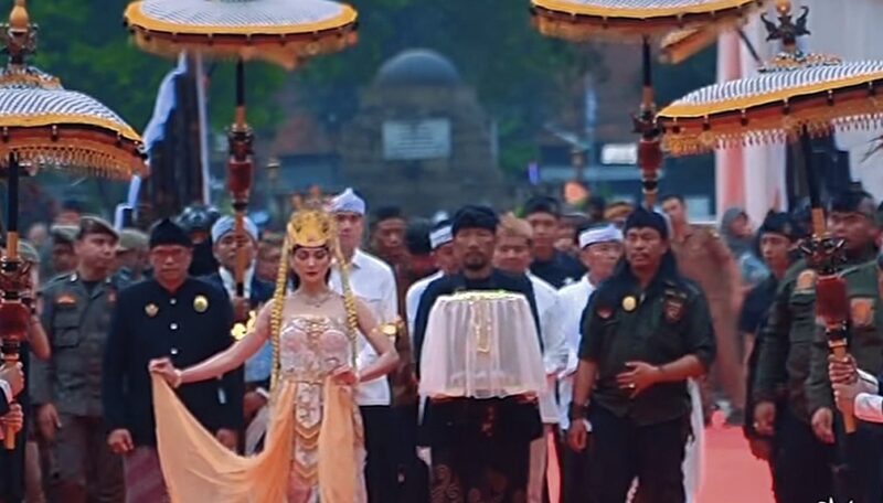 Kirab Budaya Mahkota Binokasih yang berkeliling ke sejumlah daerah di Jawa Barat.