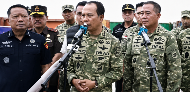 Kepala Staf Umum (Kasum) TNI bersama Satuan Tugas Penertiban Kawasan Hutan (Satgas PKH) turun langsung meninjau kapal TB Capricorn 106/TK Capricorn 92.210 yang mengangkut muatan tersebut.