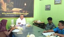 Menghargai guru tidak harus dengan barang mahal atau amplop. Justru, apresiasi terbaik adalah dukungan terhadap proses belajar dan keberhasilan siswa itu sendiri.