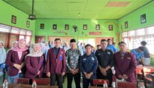 Mahasiswa Jurusan Keperawatan Semester 2 Universitas Muhammadiyah Lamongan (UMLA) menggelar kegiatan penyuluhan kesehatan bertajuk “Pentingnya Hidup Bersih dan Sehat”.