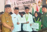 Penyerahan simbolis beasiswa pendidikan gratis kepada santri berprestasi MDTU se-Kecamatan Tanjungsiang dalam kegiatan Haflah Akhirussanah di Pondok Pesantren Al Istiqomah, Senin (22/6/2026).