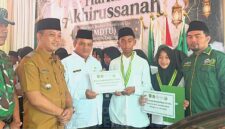 Penyerahan simbolis beasiswa pendidikan gratis kepada santri berprestasi MDTU se-Kecamatan Tanjungsiang dalam kegiatan Haflah Akhirussanah di Pondok Pesantren Al Istiqomah, Senin (22/6/2026).