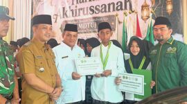 Penyerahan simbolis beasiswa pendidikan gratis kepada santri berprestasi MDTU se-Kecamatan Tanjungsiang dalam kegiatan Haflah Akhirussanah di Pondok Pesantren Al Istiqomah, Senin (22/6/2026).