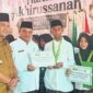 Penyerahan simbolis beasiswa pendidikan gratis kepada santri berprestasi MDTU se-Kecamatan Tanjungsiang dalam kegiatan Haflah Akhirussanah di Pondok Pesantren Al Istiqomah, Senin (22/6/2026).