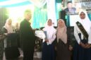 Saat Kepala Madrasah MTsN 2 Subang, Drs. H. Muhamad Toha, memberikan dokumen nilai ke para siswa berprestasi. 