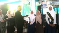 Saat Kepala Madrasah MTsN 2 Subang, Drs. H. Muhamad Toha, memberikan dokumen nilai ke para siswa berprestasi.