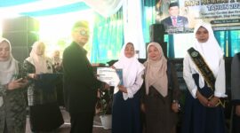 Saat Kepala Madrasah MTsN 2 Subang, Drs. H. Muhamad Toha, memberikan dokumen nilai ke para siswa berprestasi. 