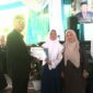 Saat Kepala Madrasah MTsN 2 Subang, Drs. H. Muhamad Toha, memberikan dokumen nilai ke para siswa berprestasi. 