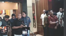 Kapolda Jawa Barat, Irjen. Pol. Dr. Rudi Setiawan memberikan keterangan terkait penangkapan, pelaku penyekapan dan penyiksaan terhadap kekasihnya di Bandung.
