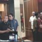 Kapolda Jawa Barat, Irjen. Pol. Dr. Rudi Setiawan memberikan keterangan terkait penangkapan, pelaku penyekapan dan penyiksaan terhadap kekasihnya di Bandung.
