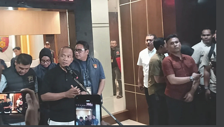 Kapolda Jawa Barat, Irjen. Pol. Dr. Rudi Setiawan memberikan keterangan terkait penangkapan, pelaku penyekapan dan penyiksaan terhadap kekasihnya di Bandung.
