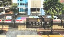 Kejaksaan Tinggi (Kejati) DKI Jakarta kembali menetapkan dua tersangka baru dalam kasus dugaan tindak pidana korupsi pelaksanaan belanja rutin di Sekretariat Direktorat Jenderal Cipta Karya, Kementerian Pekerjaan Umum (PU), periode 2023–2025.