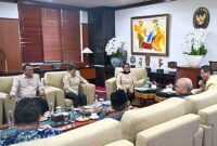 Kepala Badan Gizi Nasional, Nanik S. Deyang, bersama dua Wakil Kepala Badan Gizi Nasional, Agustina Arumsari dan Mayjen Trenggono, menggelar pertemuan dengan Menteri Keuangan Purbaya Yudhi Sadewa di Kantor Kementerian Keuangan, Jakarta. 