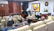 Kepala Badan Gizi Nasional, Nanik S. Deyang, bersama dua Wakil Kepala Badan Gizi Nasional, Agustina Arumsari dan Mayjen Trenggono, menggelar pertemuan dengan Menteri Keuangan Purbaya Yudhi Sadewa di Kantor Kementerian Keuangan, Jakarta. 
