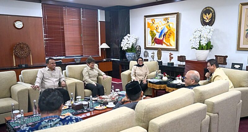 Kepala Badan Gizi Nasional, Nanik S. Deyang, bersama dua Wakil Kepala Badan Gizi Nasional, Agustina Arumsari dan Mayjen Trenggono, menggelar pertemuan dengan Menteri Keuangan Purbaya Yudhi Sadewa di Kantor Kementerian Keuangan, Jakarta. 