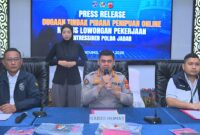 Polda Jabar Bongkar Sindikat Penipuan Online, Modus Lowongan Kerja Palsu Rugikan Korban Rp801 Juta. 
Poto . (Humas Polda Jabar)