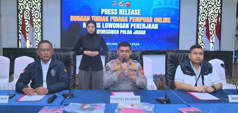 Polda Jabar Bongkar Sindikat Penipuan Online, Modus Lowongan Kerja Palsu Rugikan Korban Rp801 Juta. 
Poto . (Humas Polda Jabar)