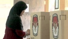 Mahkamah Konstitusi menegaskan bahwa pelaksanaan Pilkada tetap dilakukan secara langsung oleh rakyat.