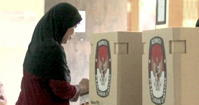 Mahkamah Konstitusi menegaskan bahwa pelaksanaan Pilkada tetap dilakukan secara langsung oleh rakyat.