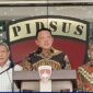 Kejaksaan Agung (Kejagung) menetapkan dua orang sebagai tersangka dalam salah satu perkara dugaan korupsi yang dilimpahkan dari Polri.